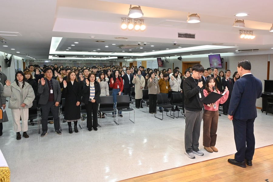 ▲ 대구 남구(구청장 조재구)는 지난 1월 2일 드림피아홀에서 열린 2026년 시무식에서 전 직원을 대상으로 청렴실천 결의문을 낭독하며, 공직자로서의 책임과 각오를 새롭게 다지는 시간을 가졌다.ⓒ대구 남구