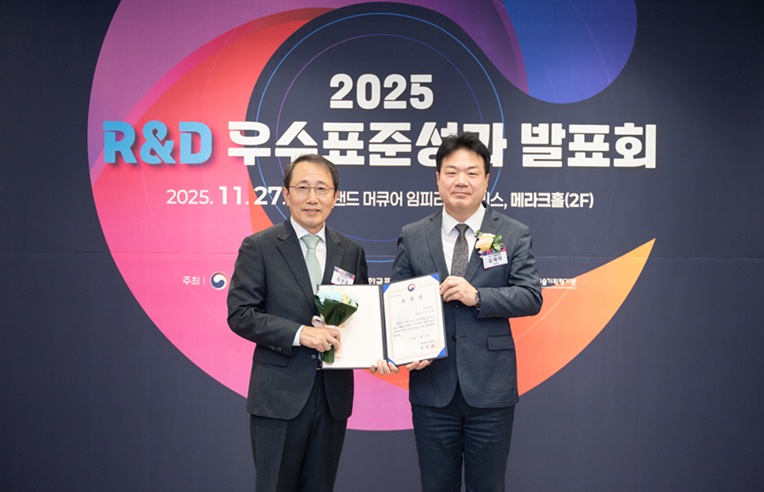 ▲ 명지대학교 산업경영공학과 김선호 명예교수(왼쪽)가 2025년 우수표준성과 산업통상부 장관 표창을 받은 뒤 기념촬영을 하고 있다.ⓒ명지대