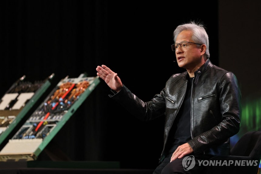 ▲ 젠슨 황 엔비디아 CEO가 6일(현지시각) 세계 최대 가전·정보기술(IT) 전시회 'CES 2026'이 열리는 미국 라스베이거스 퐁텐블로호텔에서 개최한 언론·애널리스트 대상 기자회견에서 질문에 답하고 있다. ⓒAFP=연합뉴스