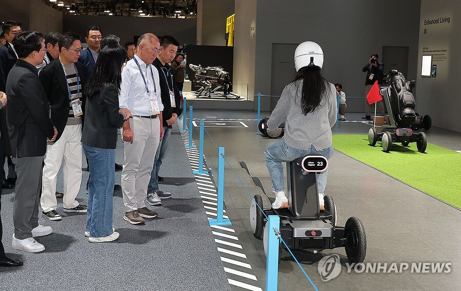 ▲ 정의선 현대차그룹 회장이 6일(현지시간) 미국 네바다주 라스베이거스 컨벤션센터(LVCC) 현대차 부스를 둘러보고 있다. ⓒ연합뉴스