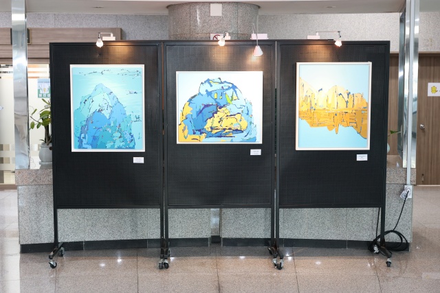 ▲ 움직이는미술관에 전시된 강정원 작가 작품ⓒ화성시의회 제공