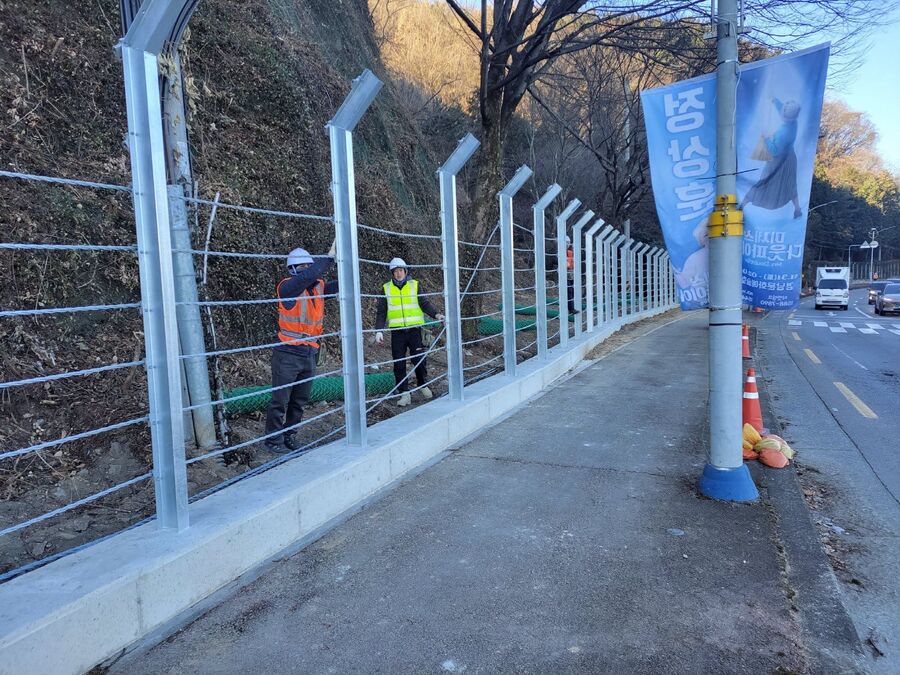 ▲ 진주시가 관문인 ‘새벼리 도로’의 안전을 강화하고, 아름다운 야간경관 명소로 재정비하고 있다.ⓒ진주시