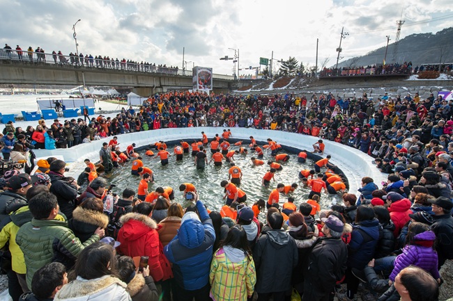 ▲ 맨손잡기 축제 모습. ⓒ화천군
