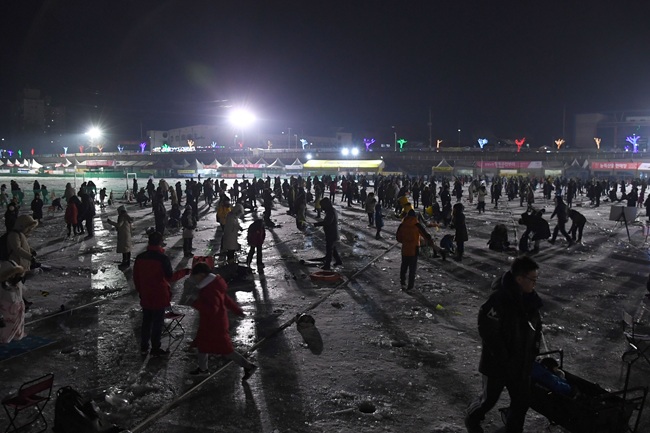 ▲ 밤낚시 모습. ⓒ화천군