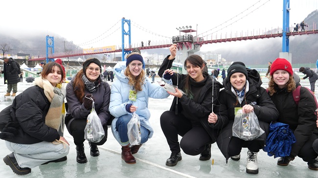 ▲ 외국인 관광객들이 얼음낚시하고 있는 모습. ⓒ화천군