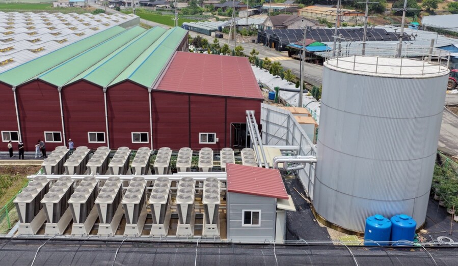 ▲ 전국 김제에 위치한 스마트팜에 설치된 오텍캐리어 히트펌프 솔루션 모습. ⓒ오텍캐리어