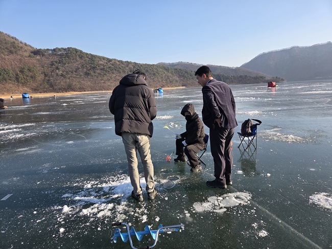 ▲ 춘천시가 오는 9일부터 겨울철 수난 안전사고 예방을 위해 지역내 주요 얼음낚시터를 대상으로 순찰 지도·단속 등 집중 관리에 들어간다. ⓒ춘천시