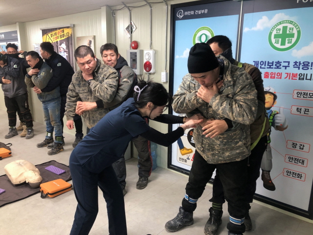 ▲ 외국인 근로자들이 응급처치 실습을 받고 있다. ⓒ한화 건설부문