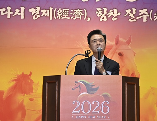 ▲ 김태흠 충남도지사가 7일 천안 충남북부상공회의소 대회의실에서 열린 '2026년 충남 경제계 신년교례회'에서 신년사를 하고 있다.ⓒ충남도