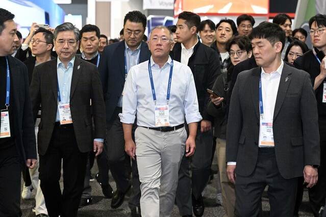 ▲ 정의선 현대차그룹 회장이 세계 최대 가전·정보기술(IT) 전시회 'CES 2026'이 개막한 6일(현지시간) 미국 네바다주 라스베이거스 컨벤션센터를 둘러보고 있다. ⓒ연합뉴스