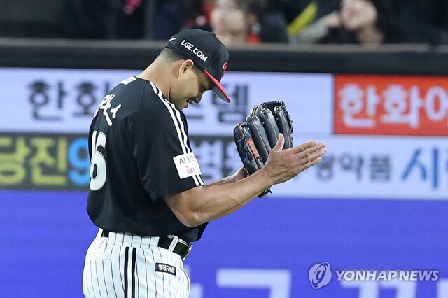 ▲ 지난해 10월 30일 대전 한화생명 볼파크에서 열린 2025 프로야구 KBO리그 포스트시즌 한국시리즈 4차전 LG 트윈스와 한화 이글스의 경기에서 더그아웃으로 향하는 LG 선발투수 요니 치리노스.ⓒ연합뉴스