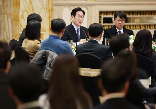 ▲ 중국을 국빈 방문 중인 이재명 대통령이 7일(현지 시간) 상하이 한 호텔에서 열린 순방 기자단 오찬 간담회에서 발언하고 있다. ⓒ뉴시스