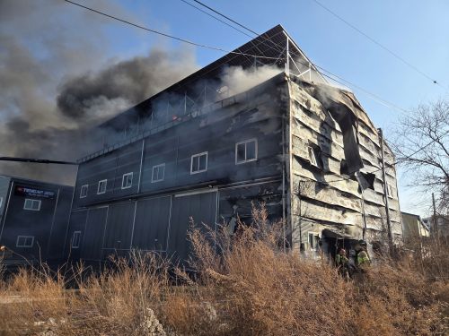 ▲ 7일 오후 12시 41분쯤 세종시 금남면 두만리 세종배드민턴센터에서 불이 나 소방대원들이 진화작업을 하고 있다.ⓒ세종소방본부