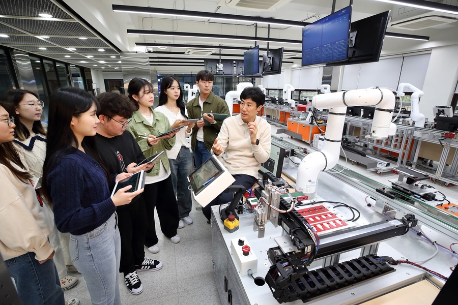 ▲ 로봇기반 자동화 및 자율 시스템 실험실(KAROL)에서 학생들이 실습을 하고 있다.ⓒ계명대