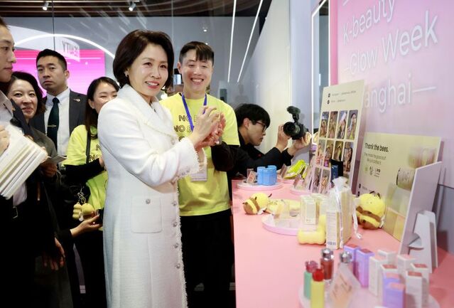 ▲ 김혜경 여사가 7일(현지 시간) 상하이 푸싱아트센터에서 열린 K-뷰티행사를 방문해 전시품 체험을 하고 있다. ⓒ뉴시스