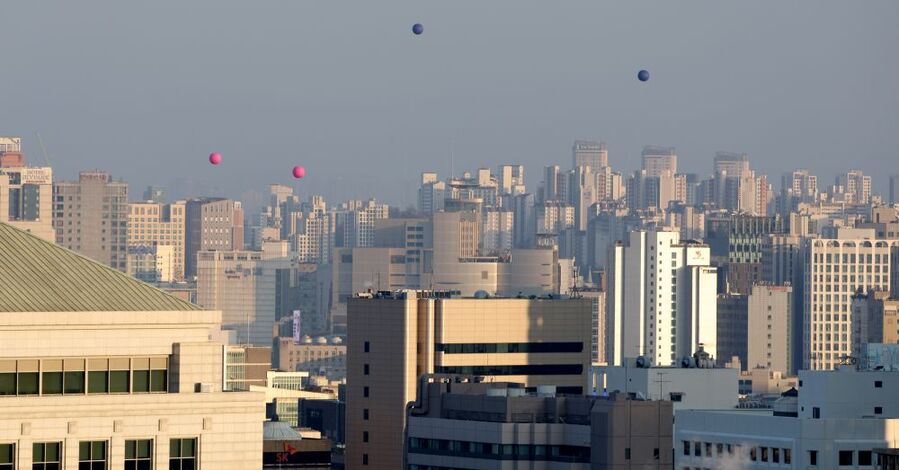 ▲ 종묘 인근 재개발을 두고 서울시와 국가유산청이 대립을 이어가고 있는 24일 오후 서울 종로구 세운4구역 상공에 대형풍선이 떠 있다. 이 대형풍선은 종묘 앞 개발시 높이와 조망 시뮬레이션 위해 서울시에서 설치했다. ⓒ뉴시스