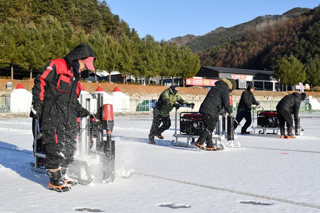 ▲ 글로벌 겨울축제인 2026 화천산천어축제가 10일 개막을 앞두고 막바지 준비에 한창이다. 7일 축제가 열리는 화천천 얼음낚시터에서 두터운 빙판 위 천공 작업이 진행되고 있다. ⓒ화천군