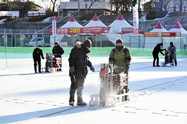 ▲ 글로벌 겨울축제인 2026 화천산천어축제가 10일 개막을 앞두고 막바지 준비에 한창이다. 7일 축제가 열리는 화천천 얼음낚시터에서 두터운 빙판 위 천공 작업이 진행되고 있다. ⓒ화천군