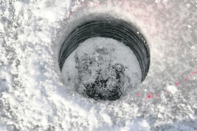 ▲ 글로벌 겨울축제인 2026 화천산천어축제가 10일 개막을 앞두고 막바지 준비에 한창이다. 7일 축제가 열리는 화천천 얼음낚시터에서 두터운 빙판 위 천공 작업이 진행되고 있다. ⓒ화천군