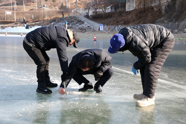 ▲ 신영재 군수는 축제 핵심 공간인 결빙 구간을 직접 확인하며 빙질 상태와 얼음 두께를 장비로 측정하는 등 방문객 안전 확보를 위한 결빙 안전 기준 충족 여부를 점검했다. ⓒ인제군
