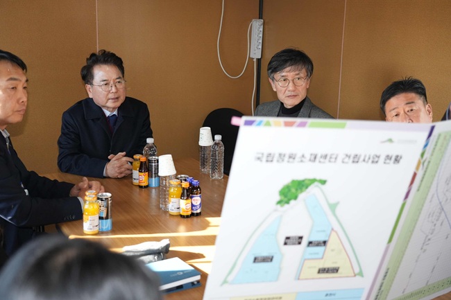 ▲ 육동한 시장은 7일 한국수목원정원관리원 관계자로부터 공정 진행 상황 보고 받고 주요 시설을 둘러보며 안전관리 실태와 공사 일정 등을 확인했다. ⓒ춘천시