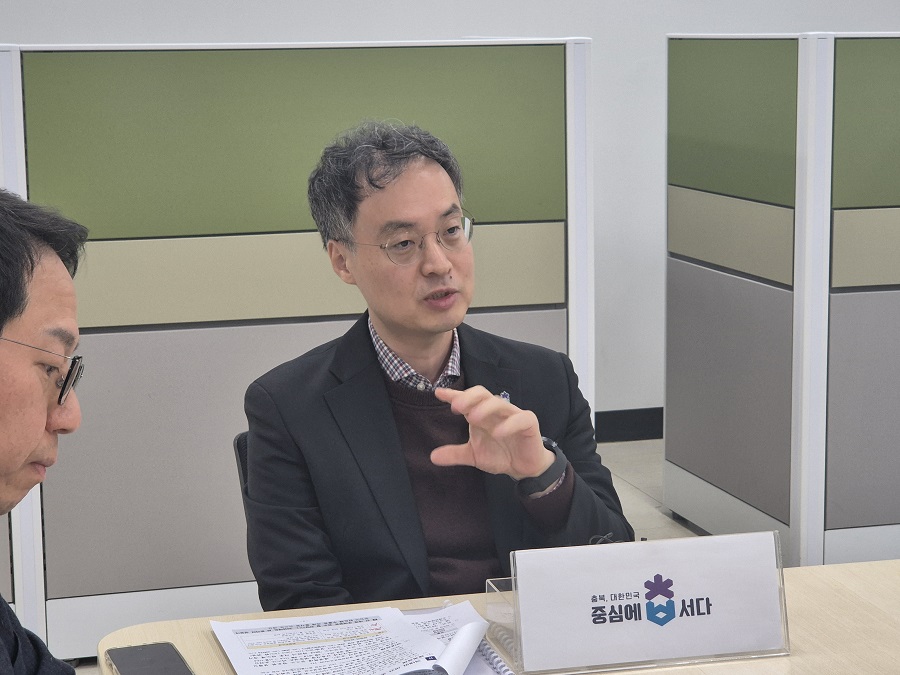 ▲ 이복원 충북도 경제부지사가 7일 올해 경제전망에 대해 설명하고 있다.ⓒ