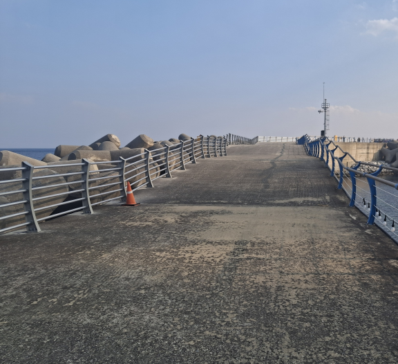 ▲ 동해시는 관광객과 시민 이용이 많은 천곡항 방파제 구간에 지난해 말 경관 안전휀스(229m)와 출입 통제문, 안전 안내 시설을 설치해 추락·전도 사고 위험을 사전에 차단했다. ⓒ동해시