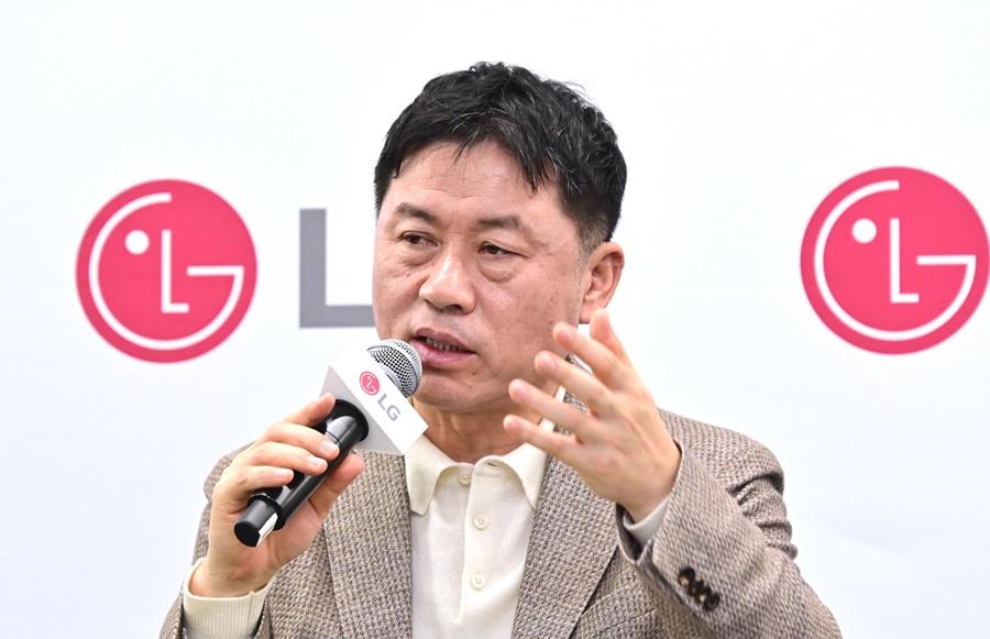 ▲ LG전자 류재철 CEO가 현지시간 7일 美 라스베이거스에서 열린 기자 간담회에서 사업 전략을 소개하고 있다. ⓒLG전자