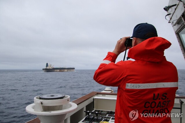 ▲ 미국 해안경비대가 7일(현지시각) 나포한 러시아 국적 유조선. 출처=AFPⓒ연합뉴스