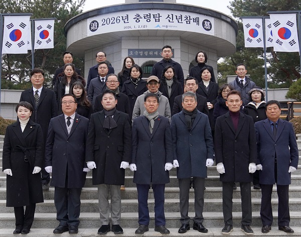 ▲ 국민의힘 세종시당이 7일 세종시 조치원 충령탑에서 신년 참배를 하고 있다.ⓒ국민의힘 세종시당