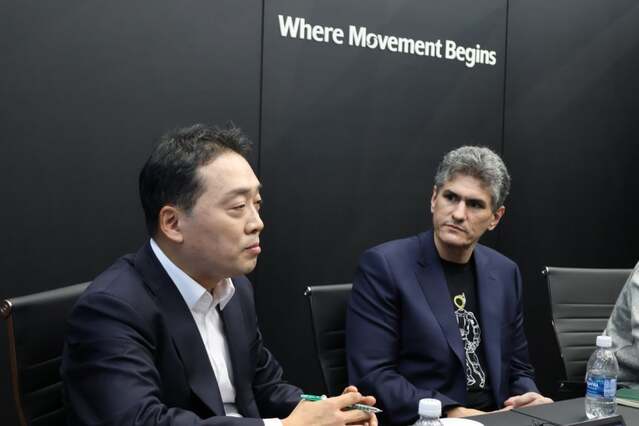 ▲ 오세욱 현대모비스 상무(왼쪽)와 잭 재코우스키 보스턴다이내믹스 아틀라스 개발 총괄. ⓒ연합뉴스