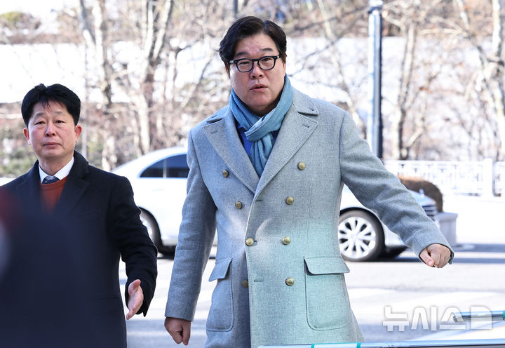 ▲ 김성태 전 쌍방울그룹 회장이 8일 서울 서초구 서울고검 인권침해점검 태스크포스(TF)에 피의자 신분으로 출석하고 있다. ⓒ뉴시스