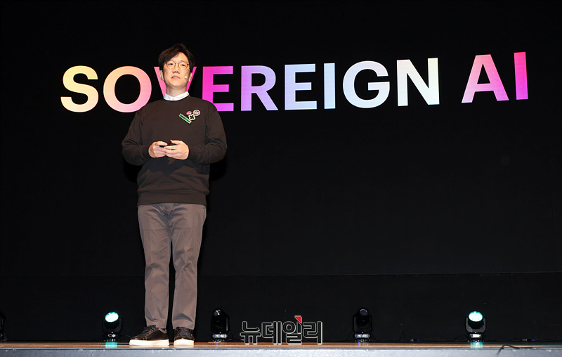 ▲ 성낙호 네이버클라우드 기술 총괄이 지난달 30일 열린 '독자 AI 파운데이션 모델 프로젝트 1차 발표회'에서 무대에 선 모습 ⓒ뉴데일리