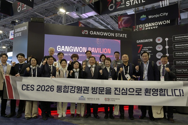 ▲ 세계 최대 IT·가전 전시회인 'CES 2026'이 열리고 있는 미국 라스베이거스에서 국회 방문단이 통합강원관을 찾아, 강원 기업들의 혁신 기술이 국회 관계자들의 주목을 받았다. ⓒ강원특별자치도