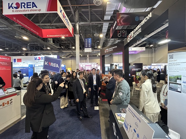 ▲ 세계 최대 IT·가전 전시회인 'CES 2026'이 열리고 있는 미국 라스베이거스에서 국회 방문단이 통합강원관을 찾아, 강원 기업들의 혁신 기술이 국회 관계자들의 주목을 받았다. ⓒ강원특별자치도