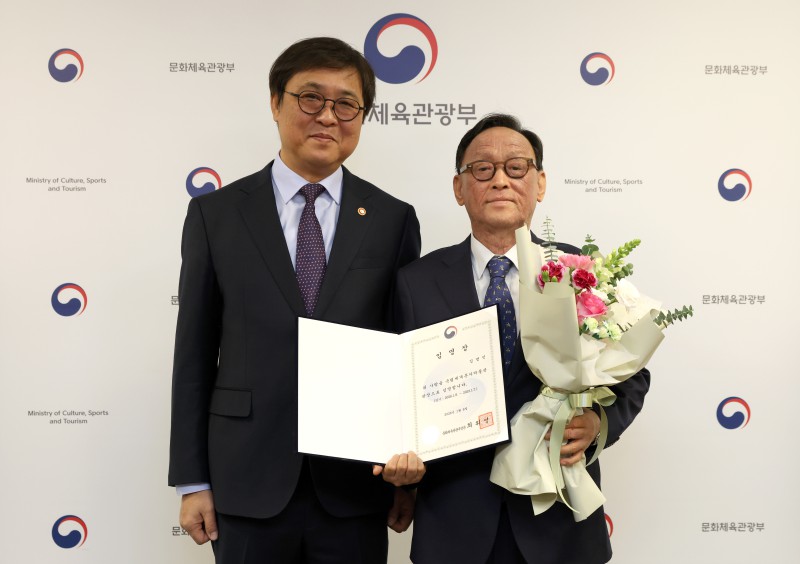 ▲ 최휘영 문화체육관광부 장관이 8일 서울 종로구 국립현대미술관 서울관에서 신임 김명인 국립세계문자박물관 관장에게 임명장을 수여하고 기념촬영을 하고 있다.ⓒ문체부