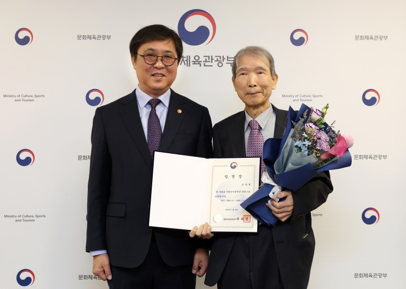 ▲ 최휘영 문화체육관광부 장관이 8일 서울 종로구 국립현대미술관 서울관에서 신임 임준열 국립한국문학관 관장에게 임명장을 수여하고 기념촬영을 하고 있다.ⓒ문체부