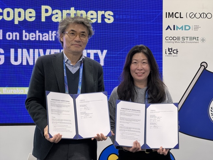 ▲ 한양대 류창완 창업지원단장(왼쪽)과 칼레이도스코프 파트너스의 줄리 골드스웨이트 공동창립자 겸 파트너가 MOU 체결 후 기념사진을 찍고 있다.ⓒ한양대