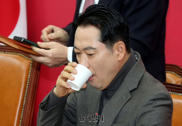 ▲ 장동혁 국민의힘 대표가 8일 오전 국회에서 열린 최고위원회의에서 물을 마시고 있다. ⓒ이종현 기자