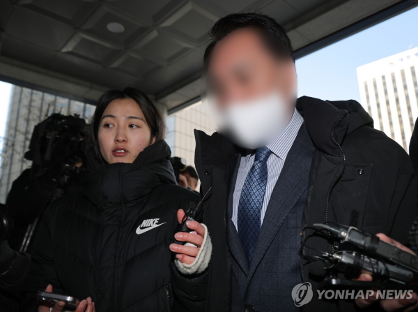 ▲ 김병기 더불어민주당 의원에게 '공천헌금'을 건넸다는 내용의 탄원서를 작성한 전직 동작구의원 A씨가 8일 경찰 조사를 받기 위해 마포구 서울경찰청 공공범죄수사대에 피의자 신분으로 출석하고 있다. ⓒ연합뉴스