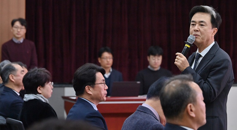 ▲ 김태흠 충남도지사가 8일 오전 도청 대회의실에서 열린 도청·도교육청·도경찰청 기독교직장선교회 연합 신년 조찬 기도회에서 인사말을 하고 있다.ⓒ충남도