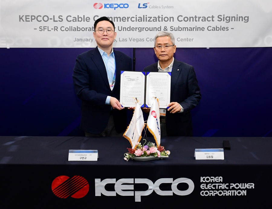 ▲ (왼쪽 부터) LS전선 구본규 사장, 한전 김동철 사장이 미국 라스베가스에서 계약을 체결했다. (사진=한전) ⓒ전성무 기자