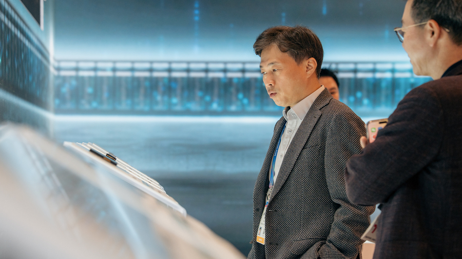 ▲ 곽노정 대표이사 사장(오른쪽에서 두 번째)이 CES 2026 SK하이닉스 전시 부스를 둘러보고 있다.ⓒSK하이닉스