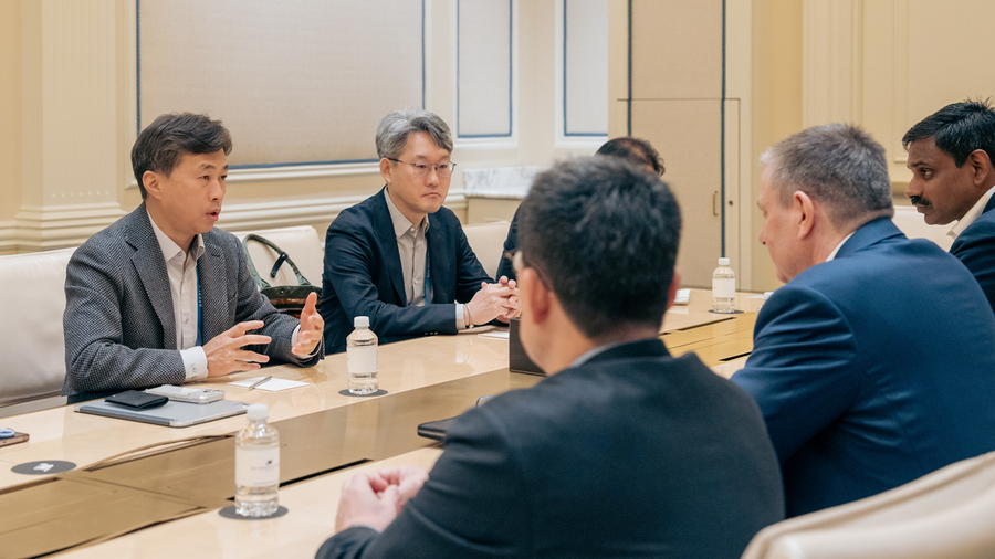 ▲ 곽노정 대표이사 사장(가장 왼쪽)이 소재 · 장비 협력사인 머크사와 협력 방안을 논의하고 있다.ⓒSK하이닉스