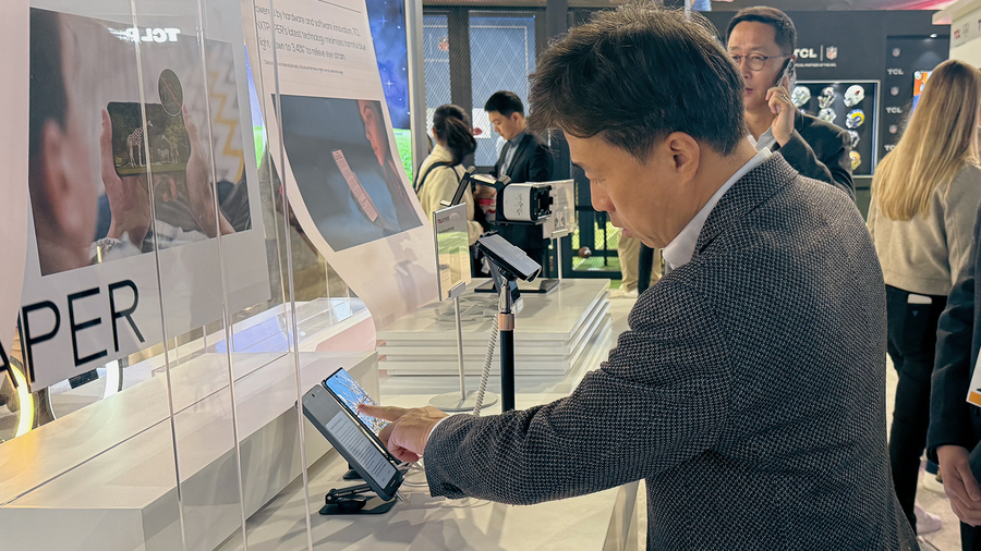 ▲ 곽노정 대표이사 사장이 CES 2026 SK하이닉스 전시 부스를 둘러보고 있다.ⓒSK하이닉스
