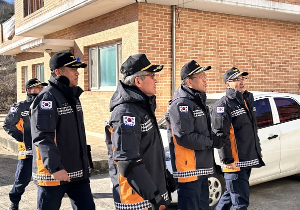 ▲ 성호선 충남소방본부 본부장이 8일 당진 도서지역을 찾아 재난 대응체계를 점검하고 있다.ⓒ충남도