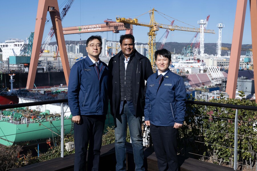 ▲ 인도 타밀나두(Tamil Nadu) 주(州) 정부 대표단 일행이 8일 HD현대중공업을 방문해 조선소 야드를 둘러보고, 실제 선박 건조 현장을 참관했다. (왼쪽부터 최한내 HD한국조선해양 기획부문장, 라자(T.R.B Rajaa) 타밀나두 주 산업부ⓒHD현대중공업