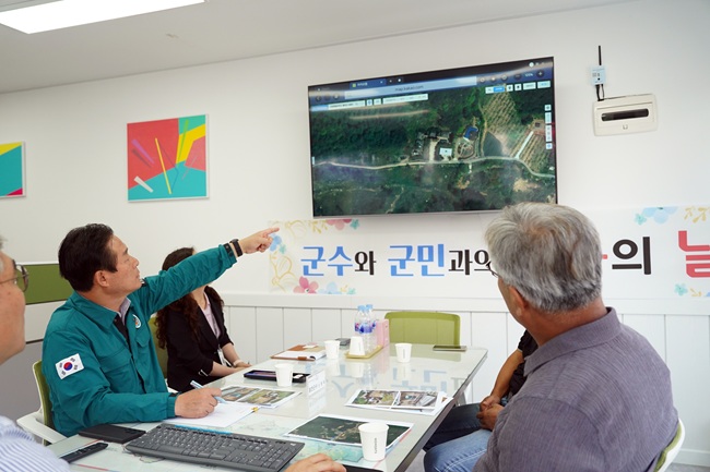 ▲ 신영재 홍천군수가 홍천 이음터에서 매월 1회 '군수와 군민과의 소통의 날'을 운영하면서 군민의 민원과 고충, 생활 불편 사항에 대한 의견을 듣고, 군정 운영과 관련한 건의 사항을 접수한다. ⓒ홍천군