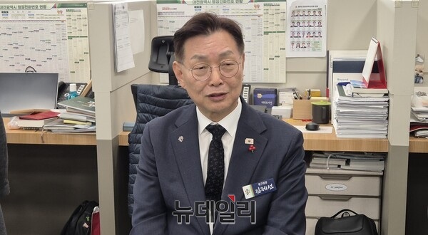 ▲ 8일 김제선 구청장은 시청 기자실에서 “(통합) 특별시는 광역 단위의 정책을 결정하고 조정하는 역할을 해야 하며, 기초지자체는 정책을 집행하는 역할을 맡아야 한다”고 강조했다.ⓒ김경태기자