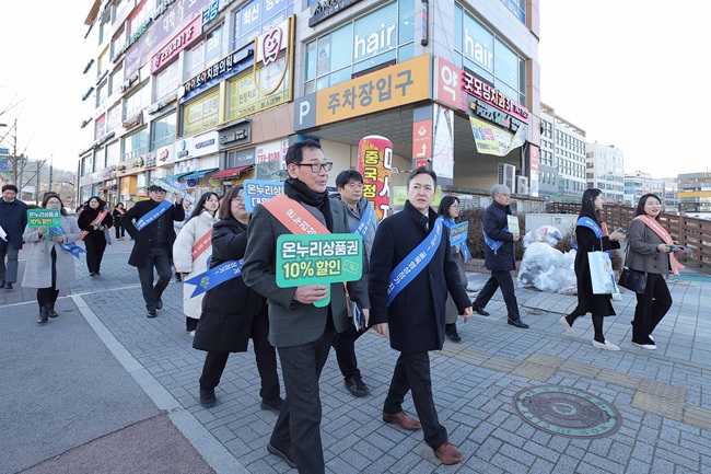 ▲ 건강보험심사평가원이 8일 원주혁신도시 상인회와 함께 '혁신도시 1,2,4,5구역 상인회 골목형상점가 지정 기념식'을 개최했다. ⓒ건강보험심사평가원